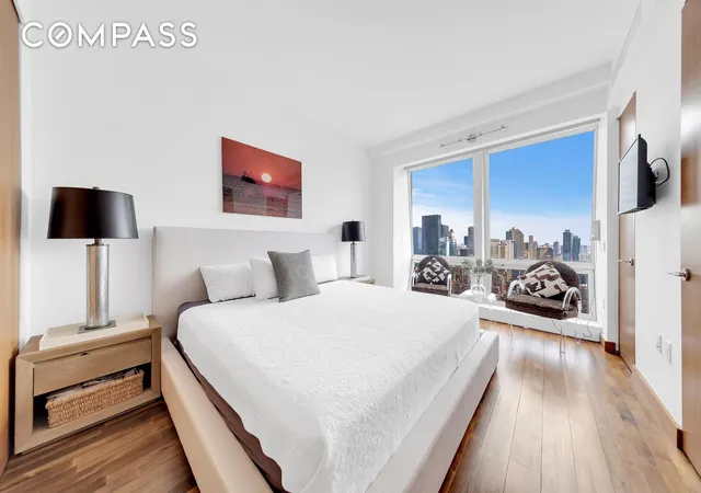 Photo 4 of Sale Pending at 400 5th Avenue #33B, New York City, NY 10018 | MLS# RLS20067090 | Listing updated on 2026-08-05