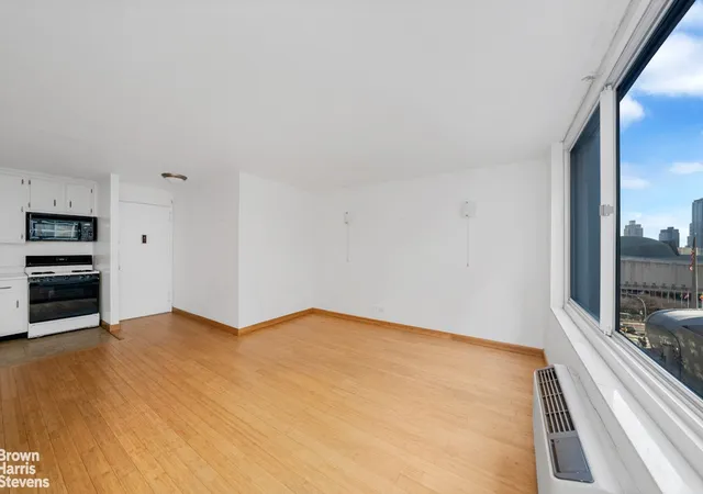 2nd image of 333 E 45Th St #7B, New York, NY 10017 | MLS# RLS20067197