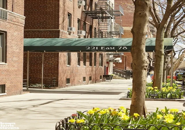 2nd image of 221 E 78Th St, New York City, NY 10075