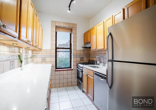 Photo 3 of Condo for sale at 31 14 Crescent St #7A, Astoria, NY 11106 | MLS# RLS20067220 | Listing updated on 2026-01-30