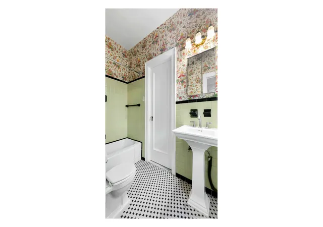 2nd image of 156 E 79Th St, New York City, NY 10021