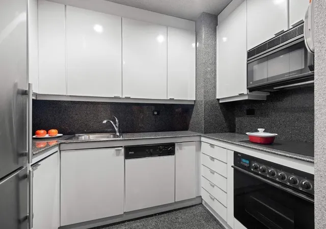 Photo 3 of Sale Pending at 100 United Nations Plz #3C, New York, NY 10017 | MLS# RLS20072046 | Listing updated on 2026-05-15
