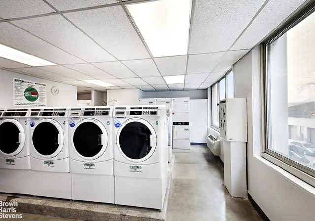 2nd image of 333 E 45Th St, New York, NY 10017