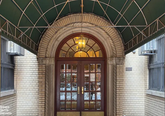 2nd image of 333 E 80Th St, New York City, NY 10021