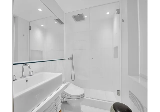 2nd image of 923 5Th Ave, New York City, NY 10021