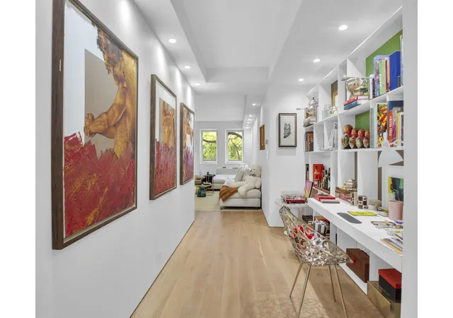 3rd image of 923 5Th Ave, New York City, NY 10021