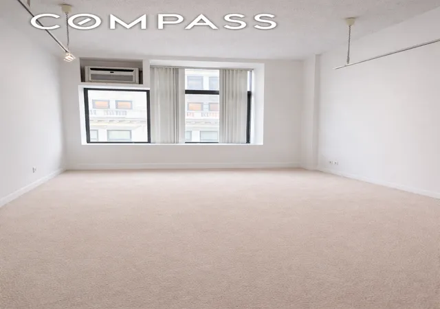 2nd image of 372 5Th Ave, New York City, NY 10018