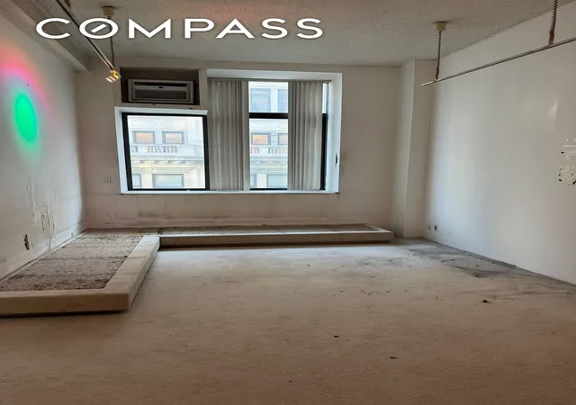 3rd image of 372 5Th Ave, New York City, NY 10018