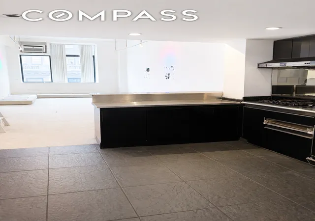 5th image of 372 5Th Ave, New York City, NY 10018