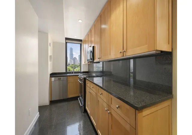 Photo 3 of House for sale at 100 United Nations Plz #8BC, New York, NY 10017 | MLS# RLS20075617 | Listing updated on 2026-04-02