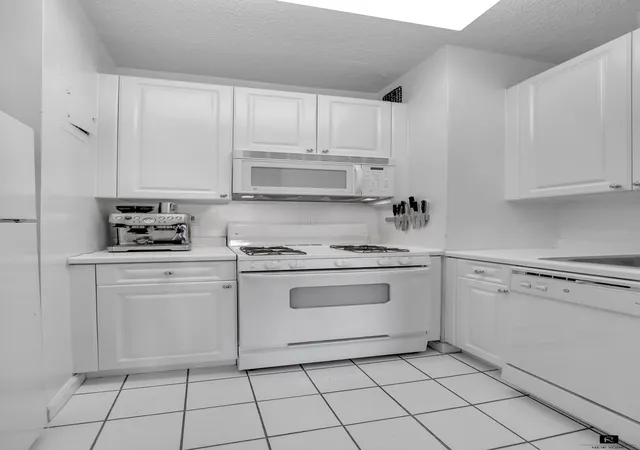 2nd image of 60 E 8Th St, New York City, NY 10003