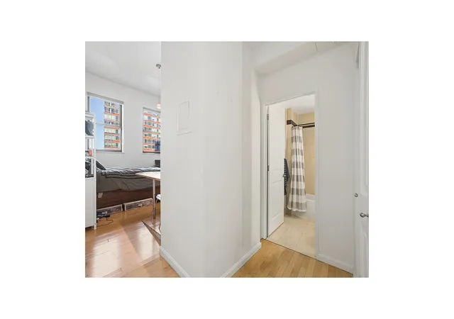 2nd image of 20 W St, New York, NY 10004