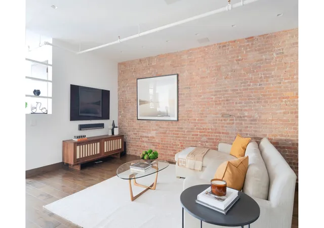5th image of 347 W Broadway, New York City, NY 10013
