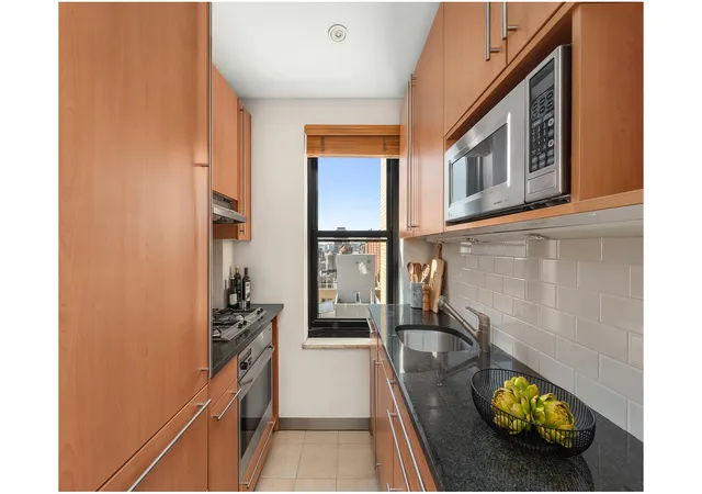 4th image of 300 W 23Rd St #14M, New York City, NY 10011 | MLS# RLS20076059
