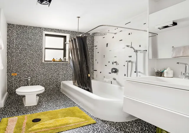 4th image of 825 Walton Ave, New York, NY 10451