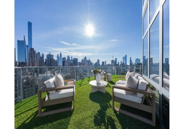 3rd image of 555 W 59Th St, New York, NY 10019