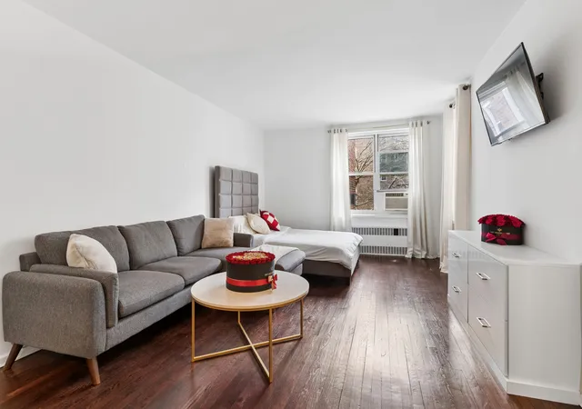 4th image of 112-20 72Nd Dr, New York, NY 11375