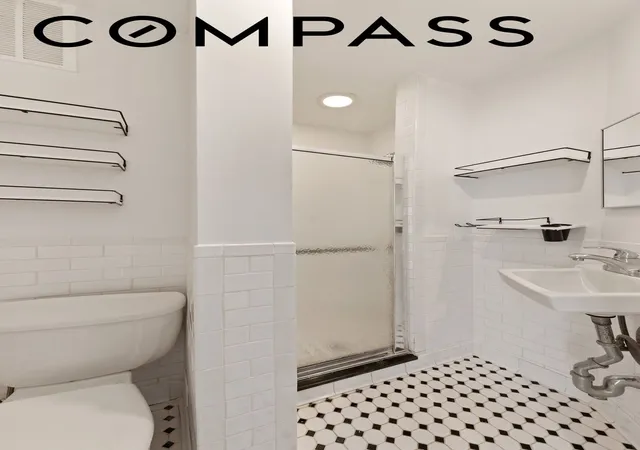 2nd image of 41 Perry St, New York City, NY 10014
