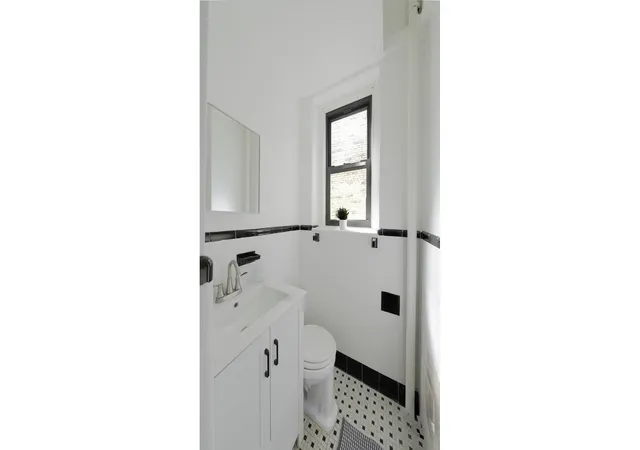 2nd image of 929 Park Ave, New York City, NY 10028