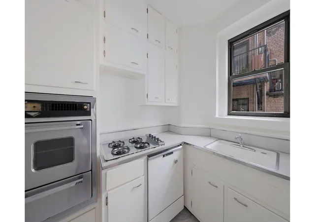 4th image of 929 Park Ave, New York City, NY 10028