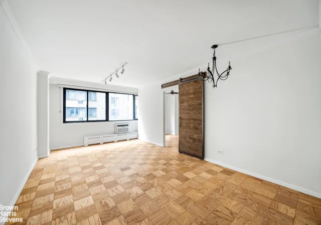 2nd image of 16 W 16Th St, New York City, NY 10011