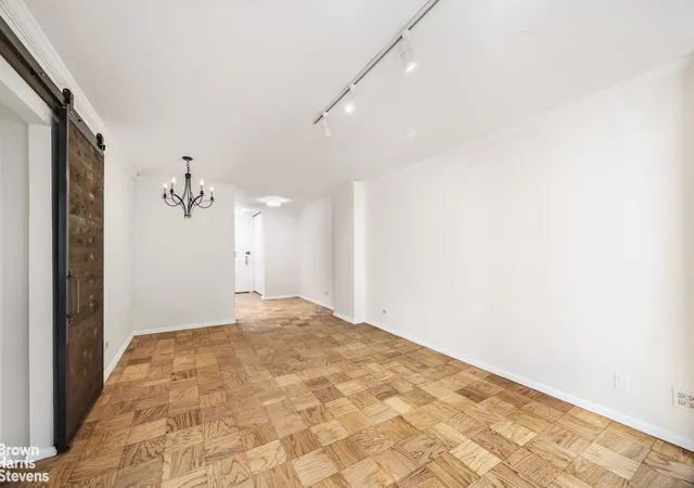 4th image of 16 W 16Th St, New York City, NY 10011
