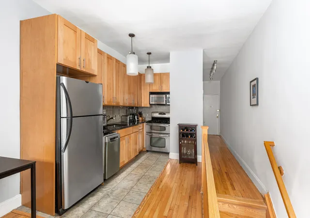 Photo 3 of Sale Pending at 220 E 87th Street, New York, NY 10128 | MLS# RLS20078166 | Listing updated on 2026-05-07