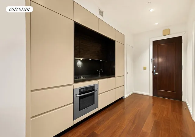 Photo 5 of House for sale at 55 Wall St #828, New York, NY 10005 | MLS# RLS20078340 | Listing updated on 2026-03-20