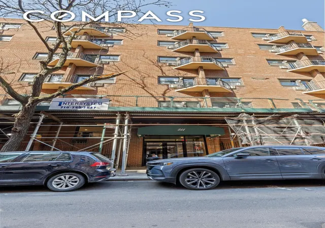 2nd image of 211 Thompson St, New York City, NY 10012