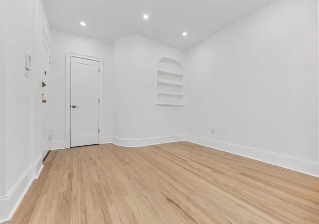 Photo 3 of Sale Pending at 161 E 91st Street #2B, New York City, NY 10128 | MLS# RLS20079365 | Listing updated on 2026-04-09