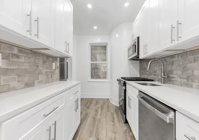Photo 4 of Sale Pending at 161 E 91st Street #2B, New York City, NY 10128 | MLS# RLS20079365 | Listing updated on 2026-04-09