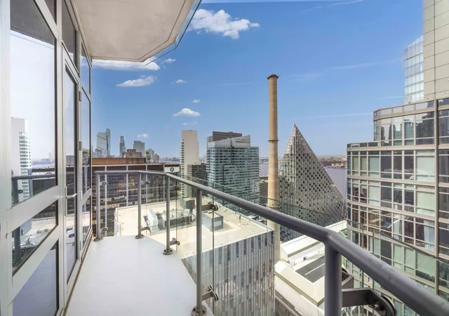 Photo 4 of Sale Pending at 555 W 59th Street #32B, New York, NY 10019 | MLS# RLS20080340 | Listing updated on 2026-07-29