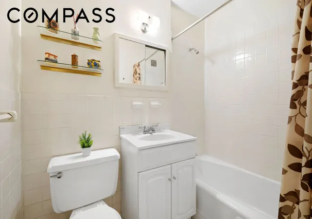 2nd image of 165 W 66Th St, New York City, NY 10023