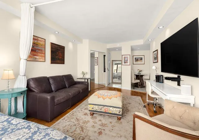3rd image of 210 E 47Th St #9J, New York City, NY 10017 | MLS# RLS20081710