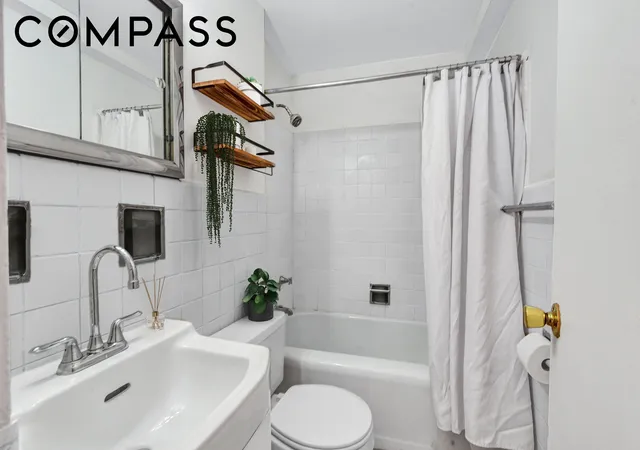 2nd image of 425 E 79Th St, New York City, NY 10075