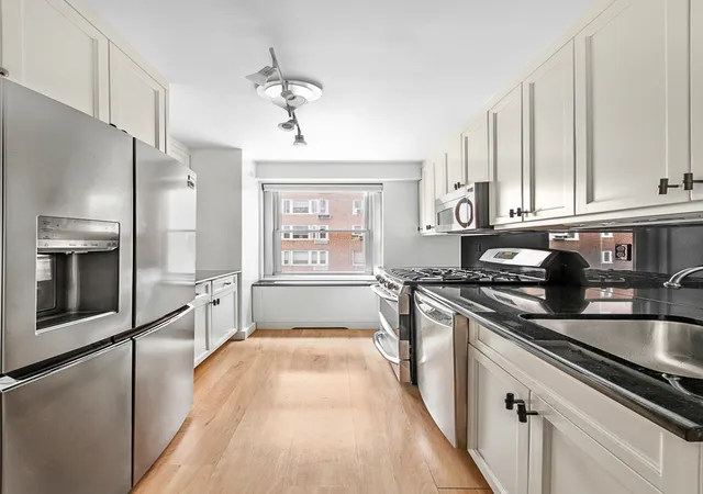 Photo 3 of Sale Pending at 75 E End Ave #5D, New York, NY 10028 | MLS# RLS20081995 | Listing updated on 2026-05-07