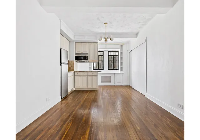 Photo 3 of Sale Pending at 5 Tudor City Pl #A16, New York, NY 10017 | MLS# RLS20082296 | Listing updated on 2026-07-11