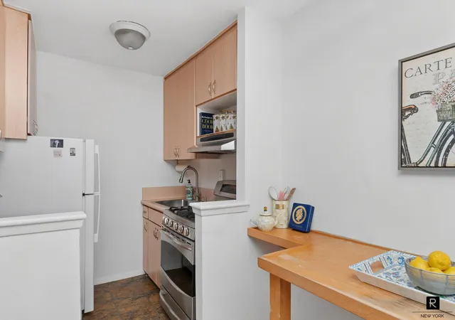 2nd image of 302 E 88Th St, New York City, NY 10128