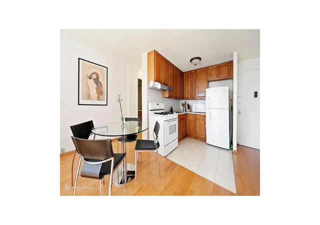 2nd image of 333 E 45Th St #25A, New York, NY 10017 | MLS# RLS20083715