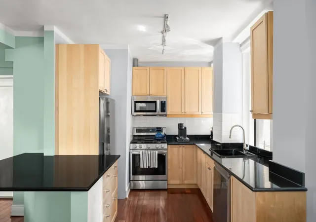 Photo 3 of House for sale at 200 W 54th Street #PHB/E, New York City, NY 10019 | MLS# RLS20083817 | Listing updated on 2026-04-28