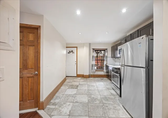 4th image of 554 Lexington Ave, New York City, NY 11221 | MLS# RLS20084666