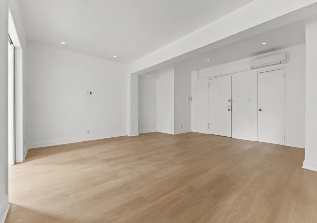 3rd image of 350 E 30Th St, New York City, NY 10016