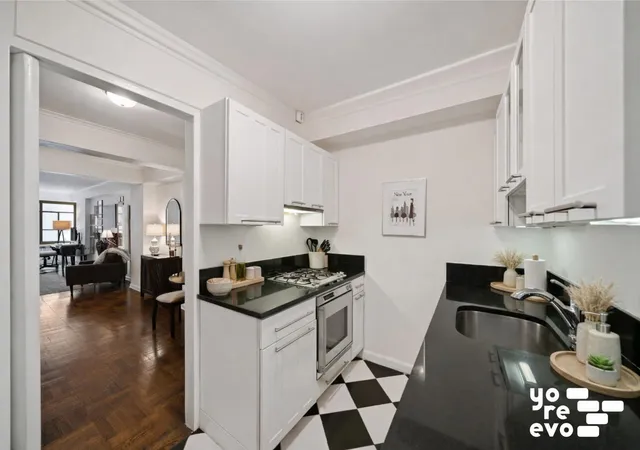 Photo 4 of Sale Pending at 715 Park Ave #2E, New York City, NY 10021 | MLS# RLS20085053 | Listing updated on 2026-05-12