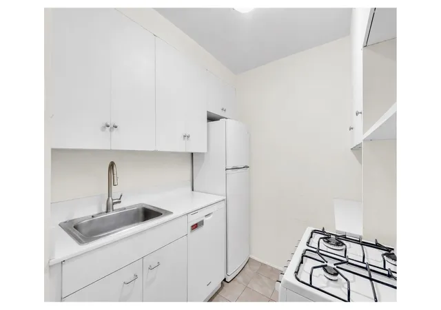Photo 3 of Condo for sale at 150 E 61st Street #2D, New York, NY 10065 | MLS# RLS20085121 | Listing updated on 2026-05-05