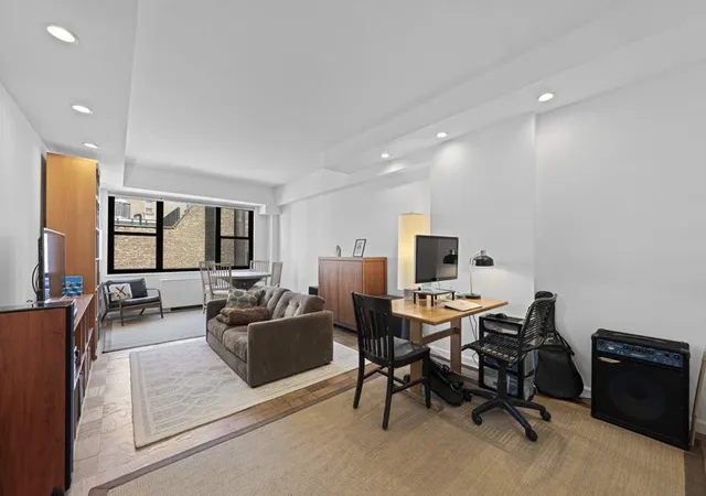 3rd image of 7 E 14Th St, New York, NY 10003