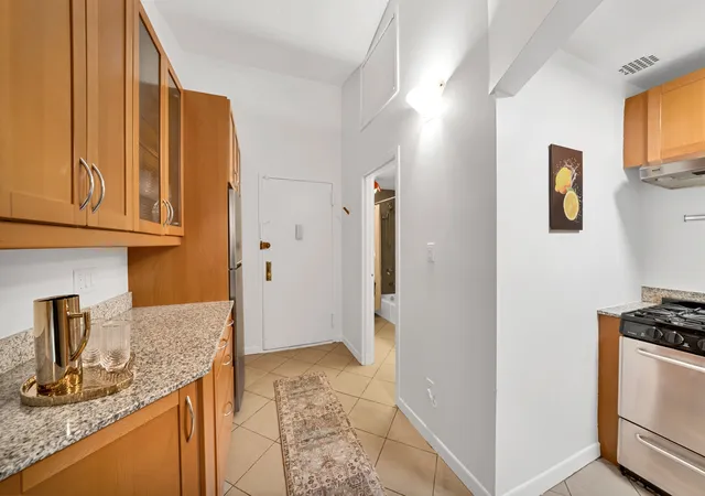 2nd image of 39 E 12Th St, New York City, NY 10003