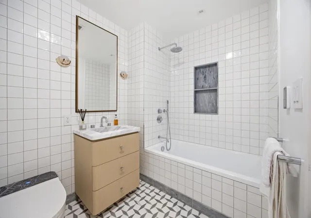 5th image of 24-01 Queens Plz N #1601, New York City, NY 11101 | MLS# RLS20088259