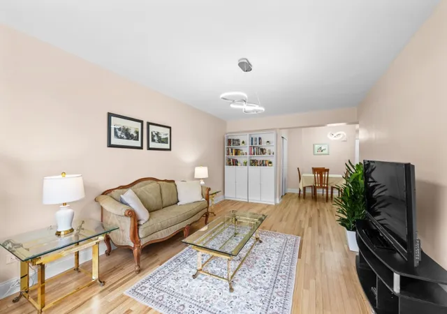 4th image of 46-01 39Th Ave, New York, NY 11104