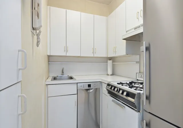 2nd image of 220 E 67th St, New York City, NY 10065