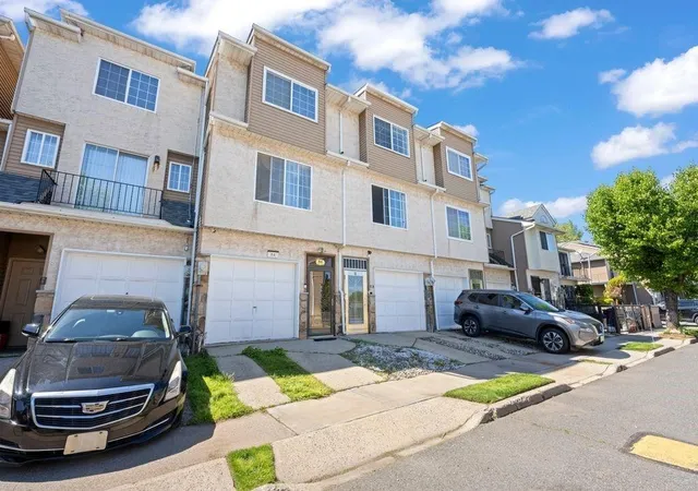 Photo 3 of Sale Pending at 84 Long Pond Ln, New York City, NY 10304 | MLS# RLS20090051 | Listing updated on 2026-09-01